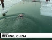شاهد.. صينيون يسبحون فى بحيرة هوهاى المتجمدة للحفاظ على صحتهم