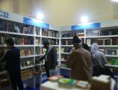 عربى وأجنبى.. مكتبة عم صابر تمثل سور الأزبكية فى معرض القاهرة.. صور