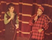 صورة من زمان.. الطالبة منى الشاذلى تقدم الفنان محمد هنيدى بحفل بالجامعة الأمريكية