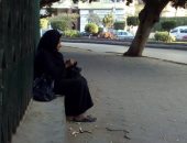 "إحنا معاك".. مسنة مشردة فى تقاطع شارع الحجاز مع السباق بمصر الجديدة