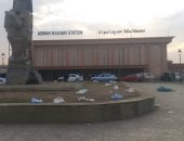 القمامة وأكياس البلاستيك تشوه المنظر الجمالى لمحطة سكك حديد مدينة أسوان
