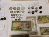 صور.. إحباط محاولة تهريب كمية من العملات والطوابع الأثرية النادرة بمطار القاهرة