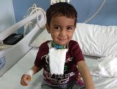 صور.. قصة الطفل عمر أجرى 23 عملية جراحية نتيجة تناوله بطاس بالخطأ بالشرقية