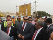 العاملون بمصنع كيما يستقبلون وزير القوى العاملة بهتاف تحيا مصر 