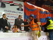 صور.. وزير القوى العاملة لعاملى مصنع كيما: "الناس اللى بتعرق وراء أى تنمية " 