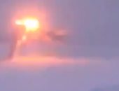 شاهد.. لحظة انشطار قاذفة نووية روسية أثناء هبوطها فى مورمانسك