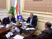 صور.. رئيس الوزراء يعقد اجتماعا لتشجيع تحويل السيارات للعمل بالغاز الطبيعى