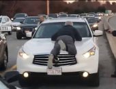 جنون سائق.. رد فعل غير متوقع لشخص بعد اصطدام سيارته بأخرى.. اعرف الحكاية