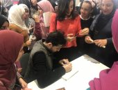 المخالفات مستمرة.. زحام فى حفل توقيع محمد إبراهيم وحسام هيكل بمعرض الكتاب