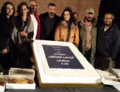 شاهد.. ياسر جلال يحتفل ببدء تصوير "لمس أكتاف" مع بطلات المسلسل