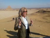 بريجيت ماكرون تعبر عن انبهارها بعبقرية المصريين القدماء فى جولة الأهرامات