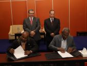 صور.. وزير القوى العاملة يشهد توقيع 15 اتفاقية عمل بصرف علاوة لـ7635 عاملا بأسوان