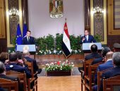 السيسي بمؤتمر ماكرون: الشرطة لا تتعامل مع المتظاهرين بالأسلحة أو بالقوة