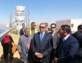 وزير القوى العاملة ومحافظ أسوان يتفقدان عمال مشروع الطاقة الشمسية ببنبان