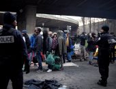صور.. الشرطة الفرنسية تخلى مخيما للمهاجرين فى باريس