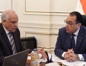 رئيس الوزراء يتابع مع محافظ الجيزة ملفات النظافة والتصدى لمخالفات البناء