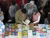 صورة اليوم..  معرض الكتاب.. القراءة لكل أفراد الأسرة