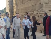 صور.. الرئيس الفرنسى الأسبق يزور آثار الأقصر فى رحلة سياحية 