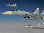 شاهد.. مقاتلة روسية تعترض طائرة حربية أمريكية فوق بحر البلطيق