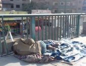 "إحنا معاك".. قارئ يشارك صورة لرجل بلا مأوى فى الهرم