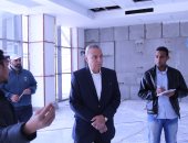 محافظ قنا يتفقد التجهيزات النهائية بمركز خدمة المستثمرين 