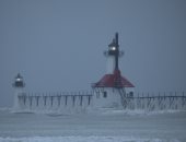 بحيرة ميشيجن ونهر شيكاغو يتجمدان بسبب العاصفة الثلجية بأمريكا