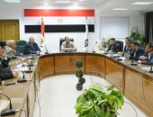 محافظ سوهاج يبحث تذليل العقبات لتطوير مزلقانات السكك الحديدية