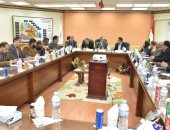 محافظ أسيوط يبحث رفع كفاءة الوحدات الصحية بمشروع ابنى بيتك وتنظيم حركة المواقف 