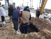صور.. انفجار ماسورة مياه يتسبب فى هبوط أرضى وسط الإسكندرية