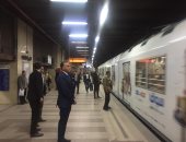 وزير النقل يفاجئ العاملين بمحطات خط المترو الأول ويتابع انتظام الخدمة للركاب