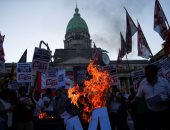 مئات المتظاهرين يحتشدون أمام البرلمان الأرجنتينى بسبب تدهور الاقتصاد