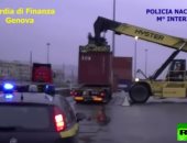شاهد.. الشرطة الإيطالية تصادر شاحنة تحمل 2 طن كوكايين بميناء جنوة