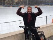 تحدى الطقس.. أرنولد شوارزينجر يقود دراجته رغم موجة البرد القارس فى أمريكا