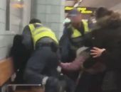 سحل سيدة حامل وطفلتها على يد الأمن بمحطة مترو فى السويد.. والسبب تذكرة