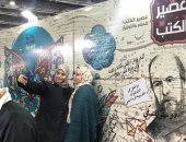أحمد خالد توفيق وأجنحة الحرية والجداريات.. يجتذبون جمهور معرض الكتاب.. صور
