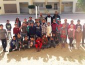 صور.. خريجو كليات وموظفون يتطوعون لتعليم تلاميذ قرية نجيلة بشمال سيناء