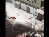 شاهد.. لحظة سقوط عامل من سطح مبنى فى موسكو