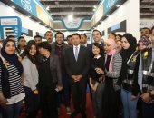 أشرف صبحى يزور جناح وزارة الشباب والرياضة بمعرض الكتاب