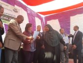 صور.. تسليم 21 عقد "عجلات عشار" للمرأة المعيلة والأرامل فى أسيوط..فيديو