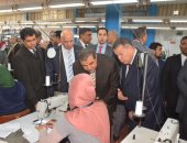 صور .. محافظ بنى سويف ووزير القوى العاملة يتفقدان مصنع ملابس جاهزة