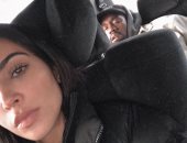 ماسكة عليه صور.. كيم كاردشيان تلتقط صورة "سخيفة" لزوجها كانى ويست 