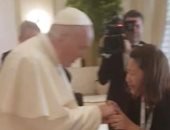 منحها صليبا هدية.. سيدة تبكي بين يدى بابا الفاتيكان خلال تواجده بالإمارات