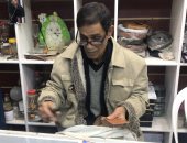 "عم شعبان" فنان بالعريش يحول قطع الجلد لمشغولات فنية
