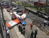 صور.. تحطم طائرة تابعة لسلاح الجو لدولة بيرو بأحد شوارع مدينة ليما