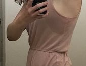 طالبة تتجمد ملابسها فى الشتاء من العرق الغزير.. صور