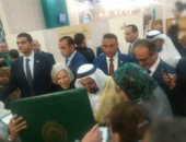 جامعة الدول العربية تهدى كتاب ألبومات صور الأمناء لحاكم الشارقة بمعرض الكتاب 