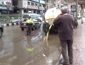صور.. الدفع بسيارات شفط مياه الأمطار من شوارع الزقازيق