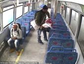 بسبب سيجارة.. أب يطارد قطار بعدما ترك ابنه الرضيع داخله.. فيديو