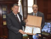  تعليم بني سويف تهدى المحافظ درع نجاحها في تنفيذ مشروع education 2.0