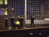 فيديو وصور.. اشتباكات مسلحة بين الشرطة الهولندية وشخص قرب البنك المركزى